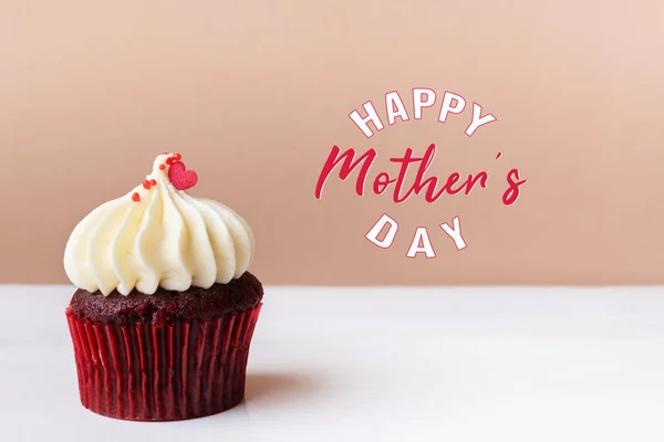 Feliz Día de las Madres, dulce corazón rojo en magdalena de crema blanca — Foto de Stock