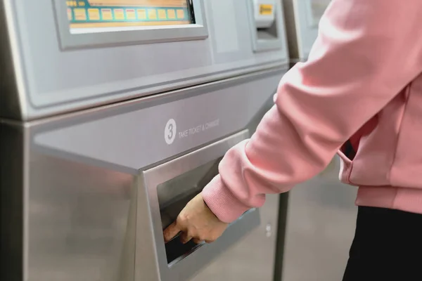 Femme prendre un billet de train après l'achat de la machine à billets de métro. Concept de transport — Photo