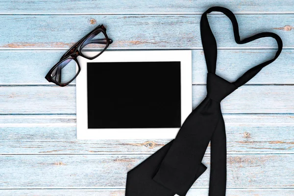 Happy fathers day greeting card with necktie and glasses on wooden table, Flat lay style — Stock Photo, Image