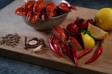 Kerevit ya da bebek Istakoz. Bir ahşap üzerinde kırmızı haşlanmış kerevitler