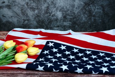Tahta arka planda Amerikan bayrağı ve çiçeğiyle Anma Günü