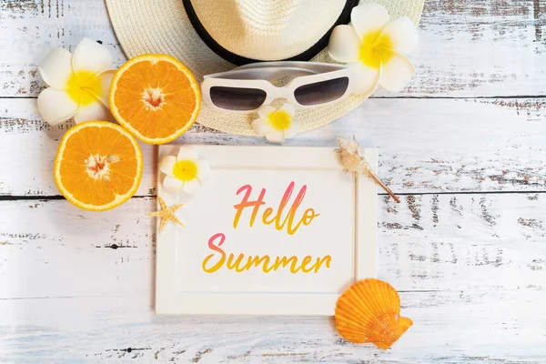 Vacker sommarsemester, Beach tillbehör, orange, solglasögon, hatt och skal på trä bakgrunder — Stockfoto