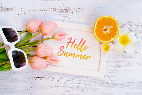 Krásná letní dovolená, plážové doplňky, oranžová, sluneční brýle, květinový a fotografický rámeček na dřevěném pozadí — Stock fotografie
