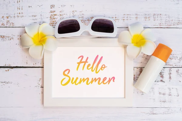 Vacker sommarsemester, strandtillbehör, fotoram, solglasögon, blomma och fotoram på trä bakgrunder — Stockfoto