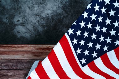 Tahta arka planda Amerikan bayrağı olan Anma Günü