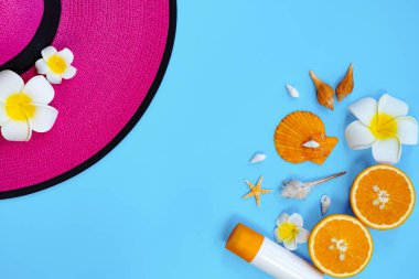 Güzel yaz tatili, Plaj aksesuarları, turuncu, şapka ve mavi arka planlar üzerinde güneş kremi