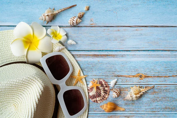Όμορφες καλοκαιρινές διακοπές, παραλία αξεσουάρ, γυαλιά ηλίου, καπέλο και όστρακα σε ξύλινα υπόβαθρα — Φωτογραφία Αρχείου