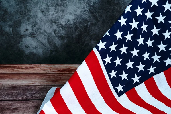 나무 배경에 미국 국기를 꽂은 현충일 — 스톡 사진