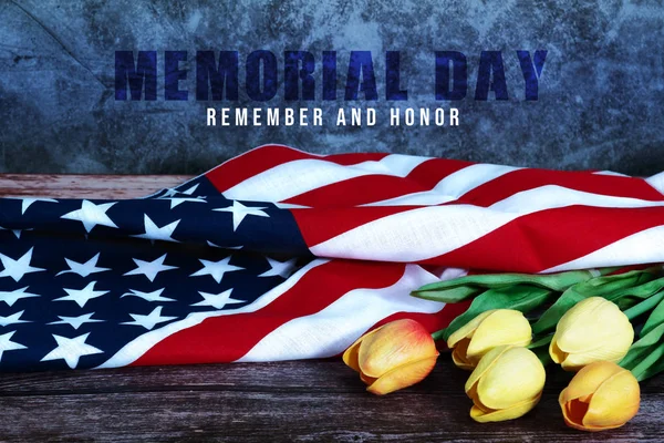 Memorial Day with American flag and flower on wooden background — Stock Photo, Image