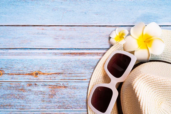 Όμορφες καλοκαιρινές διακοπές, παραλία αξεσουάρ, γυαλιά ηλίου, καπέλο και λουλούδι σε ξύλινα υπόβαθρα — Φωτογραφία Αρχείου