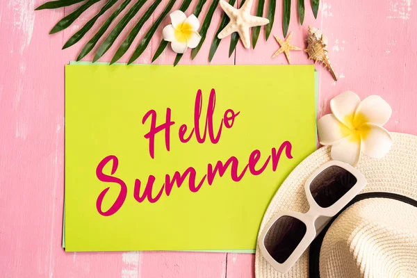 Vacker sommarlov, strandtillbehör, snäckskal, hatt, solglasögon och palmblad på papper för kopierings utrymme — Stockfoto