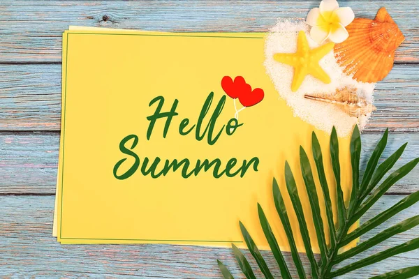 Mooie zomer vakantie, strand accessoires, zeeschelpen, zand en Palm verlof op papier voor kopieer ruimte — Stockfoto