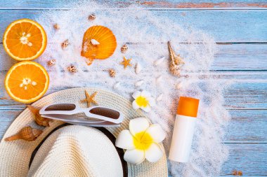 Güzel yaz tatili, plaj aksesuarları, güneş gözlükleri, ahşap arka planda şapka ve deniz kabukları.