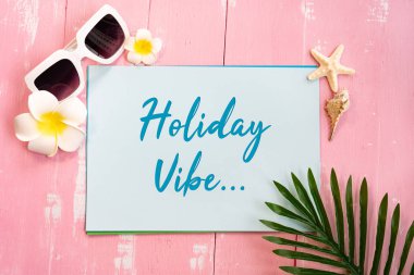 Güzel yaz tatili, Plaj aksesuarları, deniz kabukları, güneş gözlüğü ve palmiye kopya alanı için kağıt üzerinde yaprakları