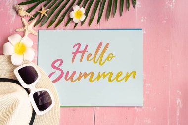 Güzel yaz tatili, Plaj aksesuarları, deniz kabukları, şapka, güneş gözlüğü ve palmiye kopya alanı için kağıt üzerinde yaprakları