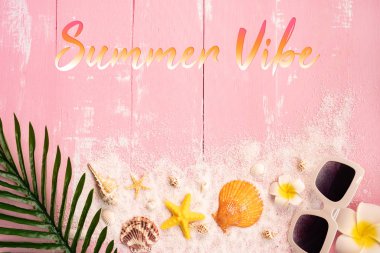 Güzel yaz tatili, Plaj aksesuarları, deniz kabukları, kum, güneş gözlüğü ve palmiye ahşap arka planlar üzerinde yaprakları