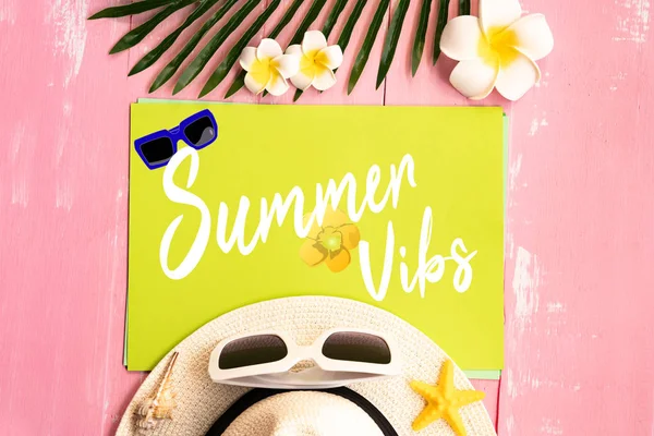 Güzel yaz tatili, Plaj aksesuarları, deniz kabukları, şapka, güneş gözlüğü ve palmiye kopya alanı için kağıt üzerinde yaprakları