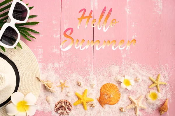 Vacker sommarsemester, strandtillbehör, snäckskal, sand, hatt, solglasögon och palmblad på trä bakgrunder — Stockfoto
