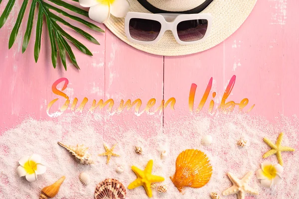 Летний отдых, пляжные аксессуары, морепродукты, песок, шляпа, солнцезащитные очки и пальмовые листья на деревянных подложках — стоковое фото