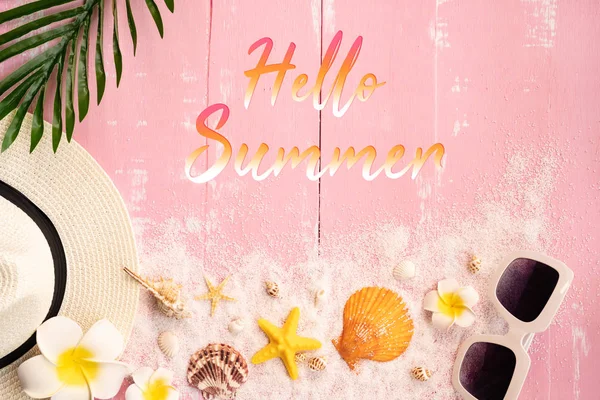 Vacker sommarsemester, strandtillbehör, snäckskal, sand, hatt, solglasögon och palmblad på trä bakgrunder — Stockfoto