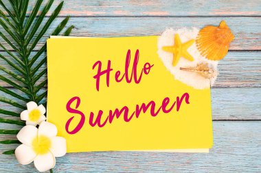 Güzel yaz tatili, Plaj aksesuarları, deniz kabukları, kum ve palmiye kopya alanı için kağıt üzerinde yaprakları