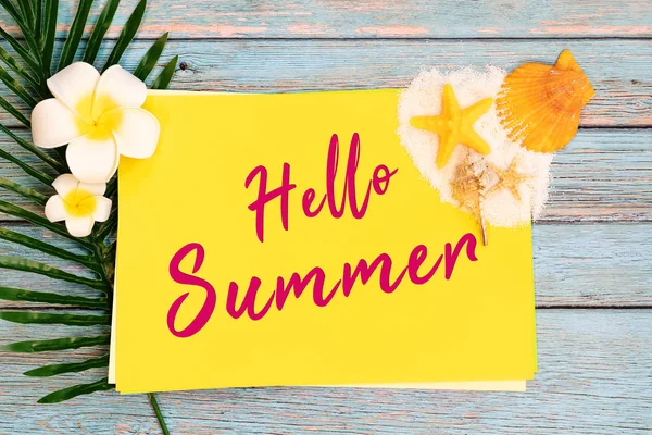 Vacker sommarsemester, strandtillbehör, snäckskal, sand och palmblad på papper för kopierings utrymme — Stockfoto