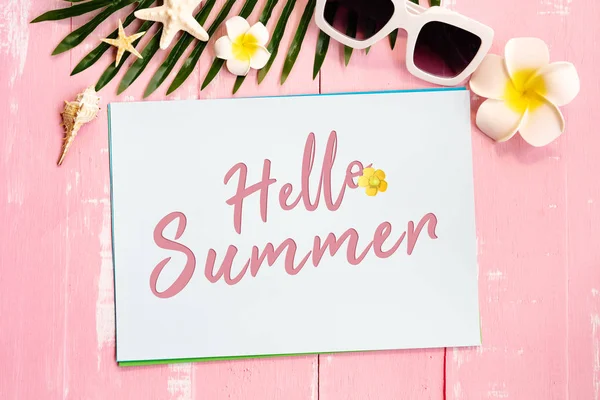 Smuk sommerferie, Strandtilbehør, muslingeskaller, solbriller og palmeblade på papir til kopiplads - Stock-foto