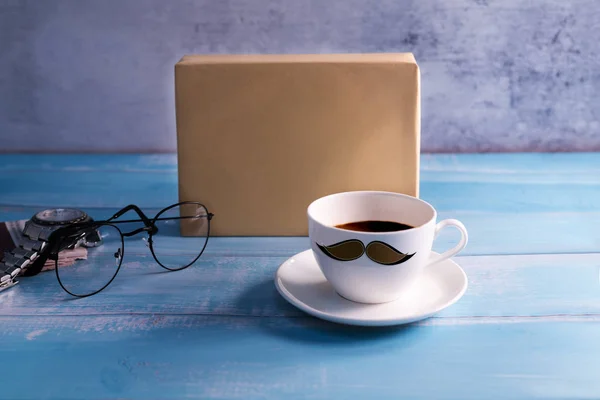 Happy Vathers Day, eine Tasse Kaffee mit Geschenkbox — Stockfoto