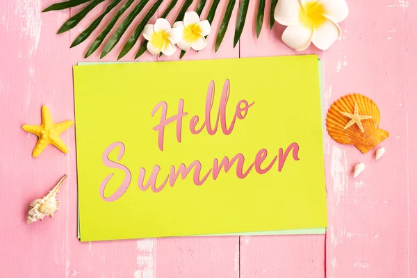Vacker sommarsemester, strandtillbehör, snäckskal, blomma och palmblad på papper för kopierings utrymme — Stockfoto