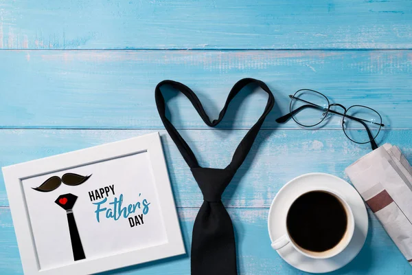 Feliz Día del Padre, corbata con una taza de café y anteojos — Foto de Stock