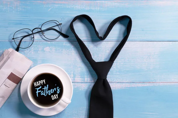 Feliz Día del Padre, corbata con una taza de café y anteojos — Foto de Stock