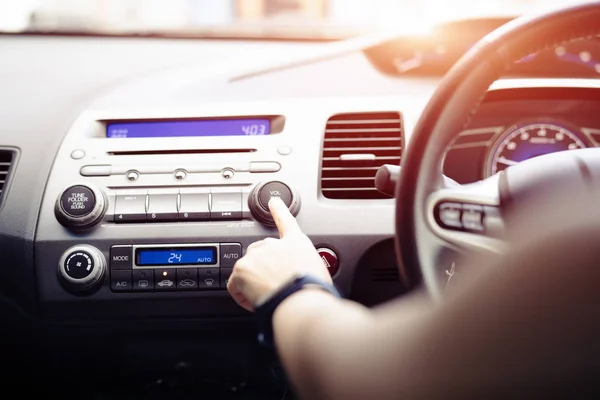 Mulher empurrar ligar música rádio no carro de passageiros — Fotografia de Stock