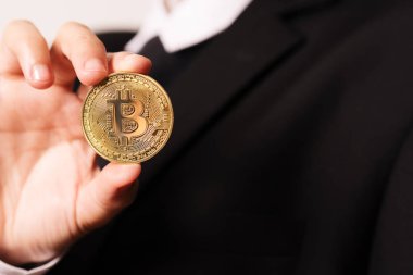Şifreli para birimi Bitcoin. Kadınlar şifreli parayı elinde tutarlar. Fiziksel bitcoins altın sikke