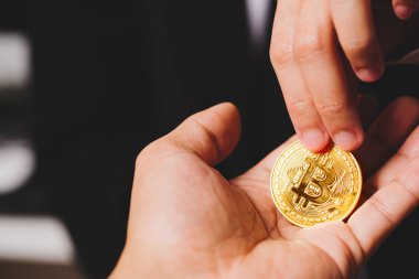Kripto para Bitcoin, Kadınlar kripto para elinde tutuyor. Para Takası