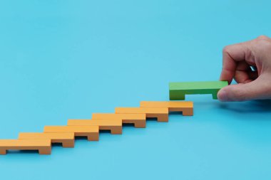 Büyüme süreci için iş konsepti, basamak olarak ahşap blokları dizmek