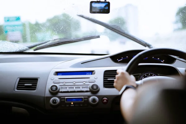 Unidade segura no dia chuvoso, controle de velocidade e distância de segurança na estrada, dirigindo com segurança — Fotografia de Stock