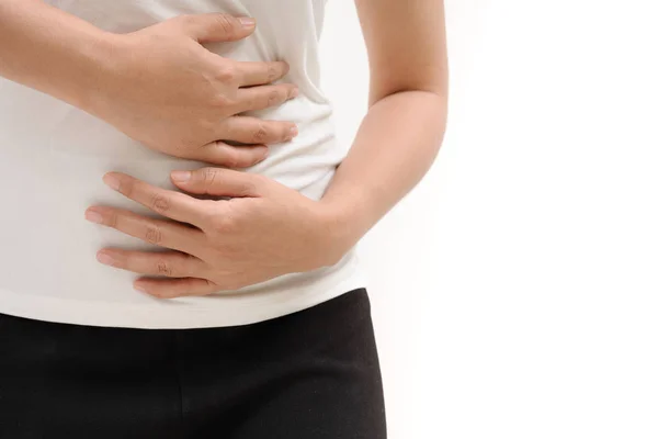 Νεαρή γυναίκα που πάσχουν από κοιλιακό άλγος αίσθημα στομαχόπονο, σύμπτωμα της pms σε λευκό φόντο — Φωτογραφία Αρχείου