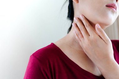 Genç kadınlar boyun ve omuz ağrısı, sağlık hizmetleri ve tıbbi konsept