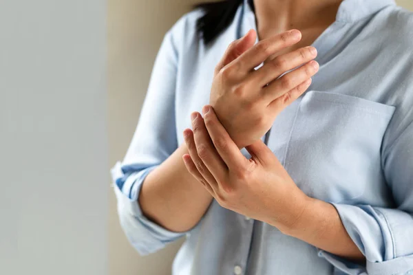 Dor no braço do pulso da mulher muito tempo trabalhando. síndrome de escritório conceito de saúde e medicina — Fotografia de Stock