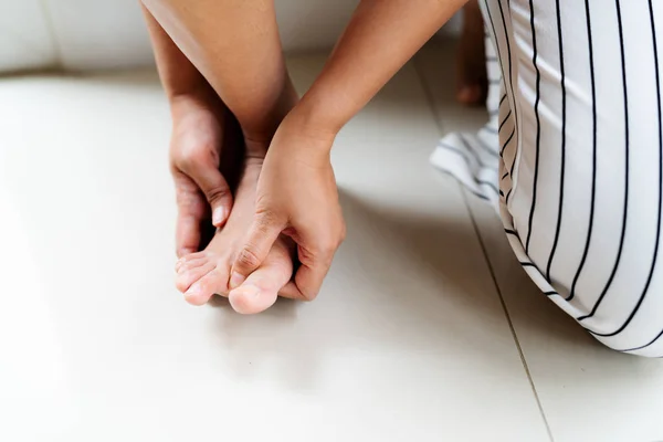Жінка масажує болючу ногу і палець, охорону здоров'я та медичну концепцію — стокове фото