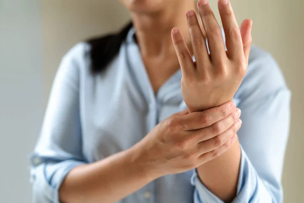 Pijn in de pols van een vrouw die lang werkt. kantoor syndroom gezondheidszorg en geneeskunde concept — Stockfoto