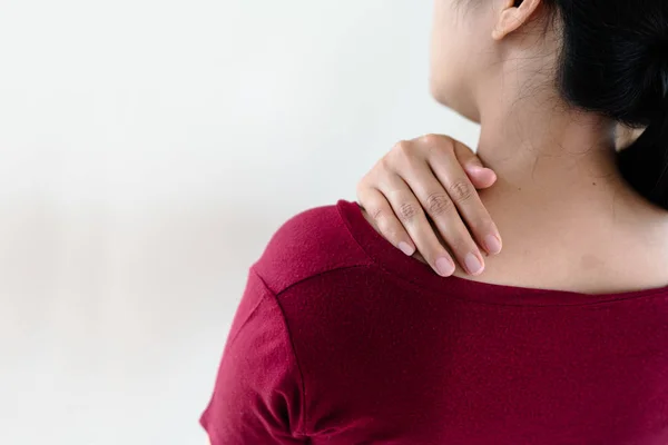 Mujeres jóvenes dolor de cuello y hombro lesión, cuidado de la salud y concepto médico — Foto de Stock