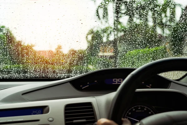 Má visão chuva cai no vidro do carro em dias chuvosos — Fotografia de Stock