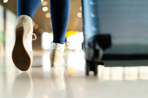 Podróżnik z walizką spaceru z bagażem i pasażerem na wycieczkę w terminalu lotniska dla podróżujących samolotem — Zdjęcie stockowe
