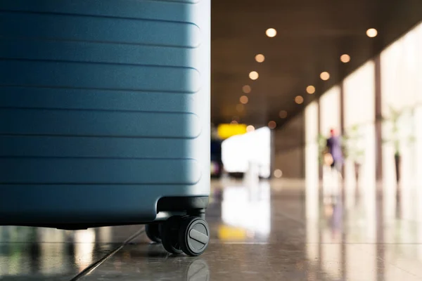 Valigia nell'area d'attesa del terminal di partenza dell'aeroporto, pronta per le vacanze, concentrarsi sulla valigia — Foto Stock