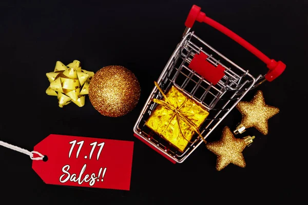 Carrinho de compras e caixa de presente, venda de fim de ano, 11.11 singles conceito de venda de dia — Fotografia de Stock