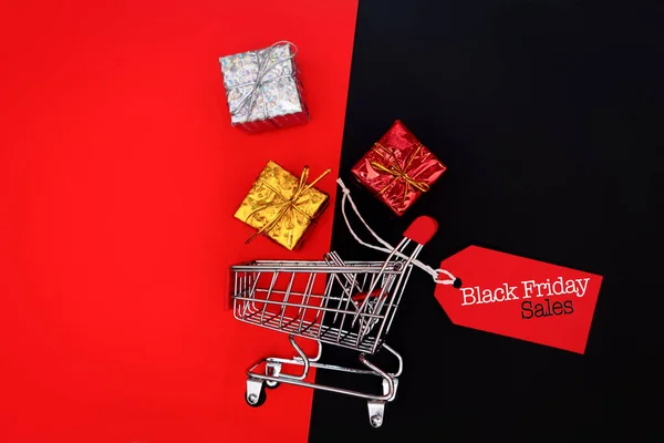 Venta Viernes Negro, carrito de la compra y caja de regalo con precio — Foto de Stock