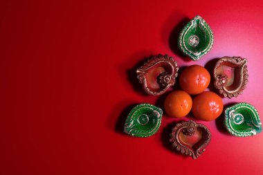 Mutlu Diwaliler - Dipavali sırasında Clay Diya lambaları yandı, Hindu ışık festivali kutlaması. Renkli geleneksel gaz lambası diya