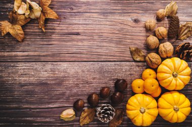 Tahta masadaki kabak ve fındıklı Şükran Günü 'n kutlu olsun.