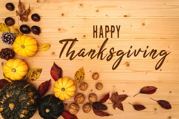 Happy Thanksgiving Day mit Kürbis und Nuss auf Holzgrund — Stockfoto